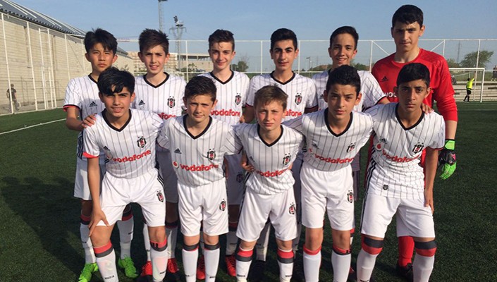 U-13 Takımımız, 23 Nisan Uluslararası Spor Turnuvası’nda Grubunu Namağlup Lider Tamamladı