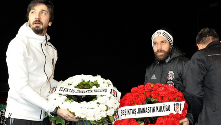 Futbolcularımız Şehitler Tepesi’ne Çelenk Bıraktı