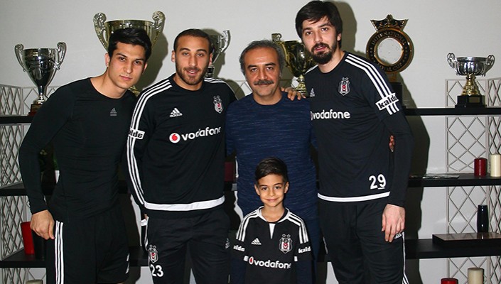 Sanatçı Yılmaz Erdoğan’dan Futbol Takımımıza Ziyaret