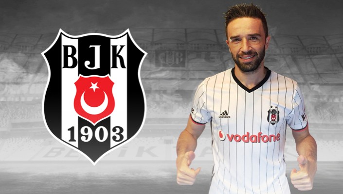 Gökhan Gönül Basın Önünde Sözleşmeye İmza Atıyor
