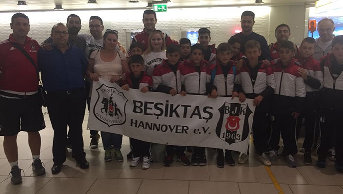 Hannover Beşiktaşlı Taraftarlar Derneği’nden U-11 Takımımıza Almanya’da Karşılama