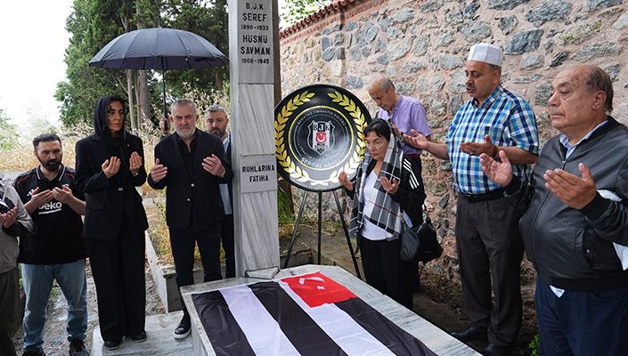 Ahmet Şerafettin Bey'i (Şeref Bey) Kabri Başında Andık