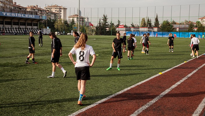 Şampiyon Kadın Futbol Takımımızda Karşıyaka Beden Eğitimi Spor Maçı Hazırlıkları Sürüyor