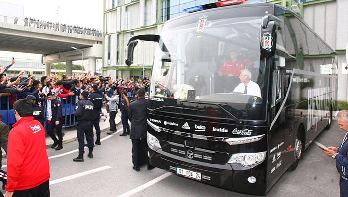 Futbol Takımımıza İzmir’de Coşkulu Karşılama