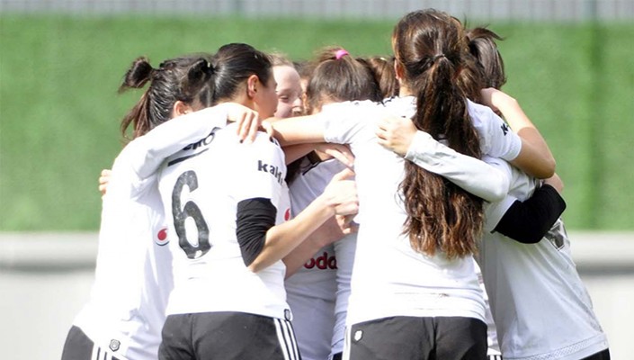Kadın Futbol Takımımız Şampiyonluğa Koşuyor