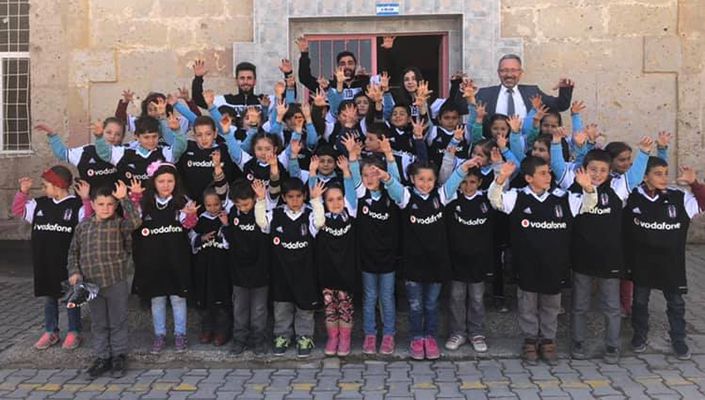 Aksaray Beşiktaşlılar Derneği’nden Öğrencilere Hediye Forma