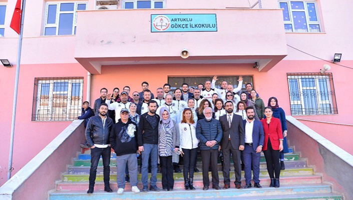 Kuşadası Beşiktaşlılar Derneği’nden Mardinli Öğrencilere Malzeme Yardımı