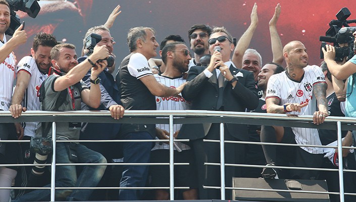 Başkanımız Fikret Orman, Yönetim Kurulu Üyelerimiz ve Şampiyon Futbol Takımımız, Vodafone Park'ta Taraftarlarımızı Selamladı