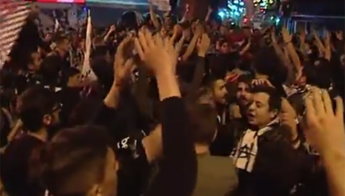 Büyük Beşiktaş Taraftarı Şampiyonluk Kutlamasının Provasını Yaptı
