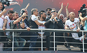 Başkanımız Fikret Orman, Yönetim Kurulu Üyelerimiz ve Şampiyon Futbol Takımımız, Vodafone Park'ta Taraftarlarımızı Selamladı