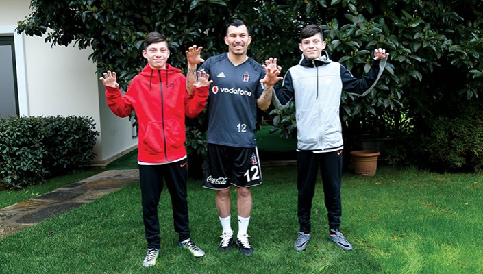 Tekmeye kafa atan Pitbul; Gary Medel