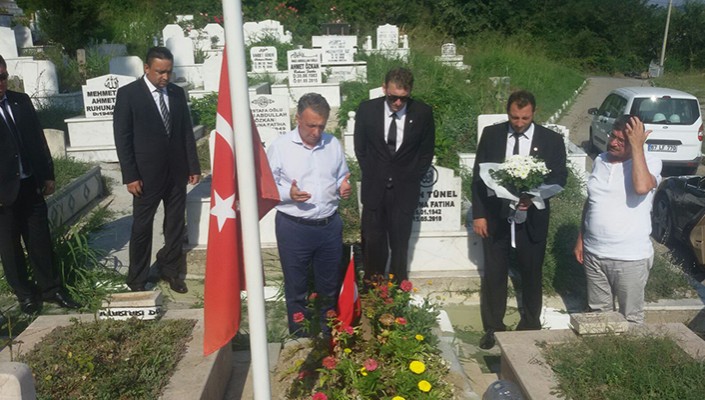 İkinci Başkanımız Ahmet Nur Çebi, Şehit Vefa Karakurdu’nun Baba Evini ve Kabrini Ziyaret Etti