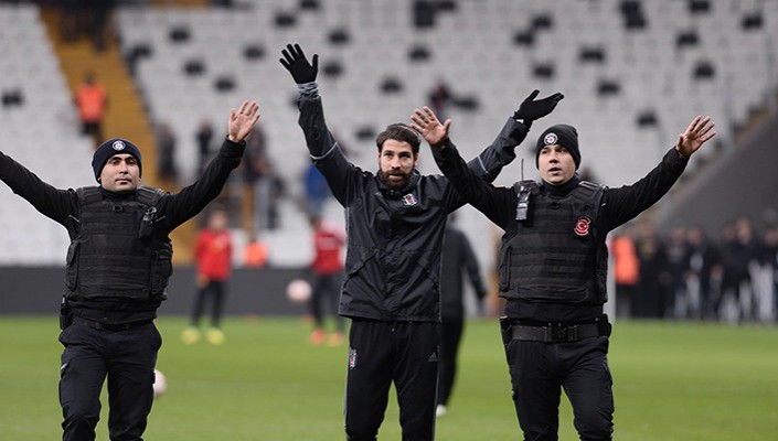 Olcay Şahan, Polislerle Birlikte Tribünleri Selamladı