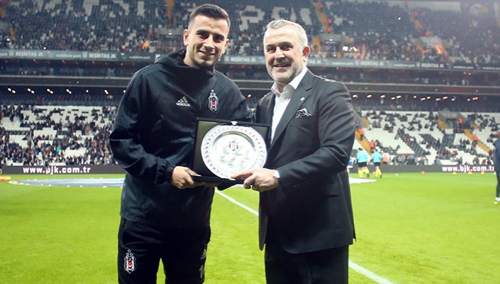 Ahmet Ürkmezgil’den Oğuzhan Özyakup’a 200. Maç Tebrik Plaketi