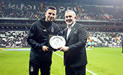 Ahmet Ürkmezgil’den Oğuzhan Özyakup’a 200. Maç Tebrik Plaketi