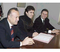Ahmet Yıldırım İmzaladı
