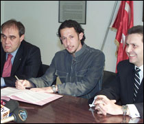 Yasin de imzaladı