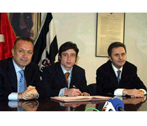 Tümer Metin İmzaladı