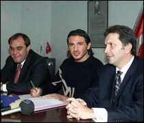 Ahmet sözleşme yeniledi