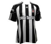Taraftarımızın tutkuyla bağlandığı çubuklu formamız satışa çıktı