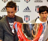 Futbolcularımız İmza Dağıttı