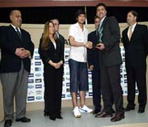 İLHAN MANSIZ’A ÖDÜL
