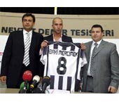 Baki Mercimek signs the contract,