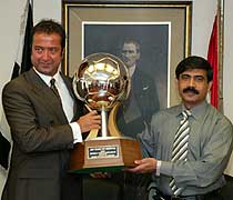 Pakistan’dan Özel Kupa