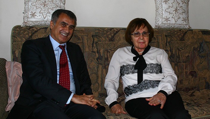 Teknik Direktörümüz Şenol Güneş’ten İlkokul Öğretmeni Yurdanur Uzman Güçlü’ye Ziyaret