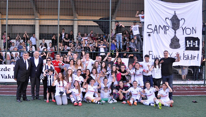 Kadın Futbol Takımımız, Şampiyonluğu Taraftarlarımızla Kutladı