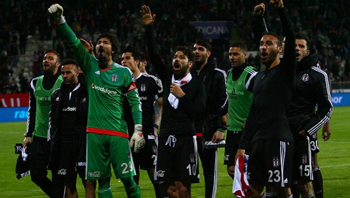 Futbol Takımımız, Galibiyeti Taraftarlarımızla Kutladı