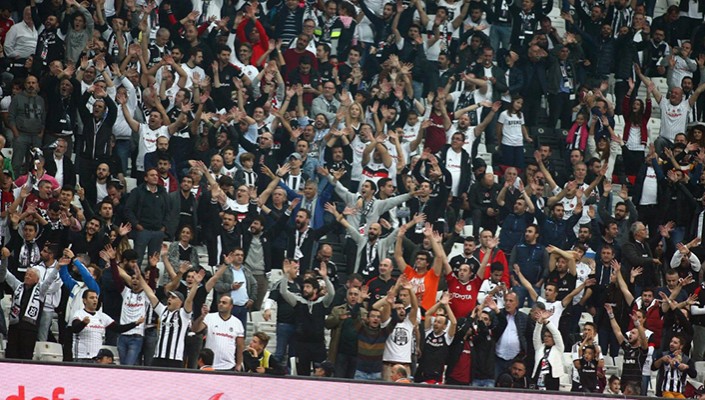 File:Supporters de Beşiktaş JK.JPG - Wikipedia
