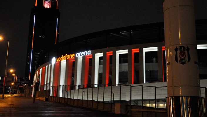 Vodafone Arena Kırmızı-Beyaz Renklere Büründü
