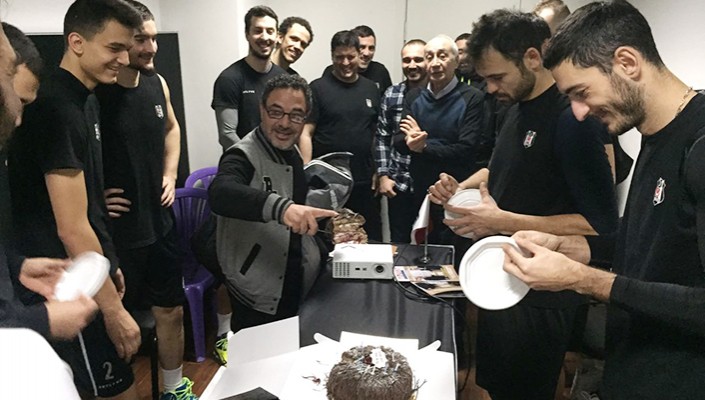 Erkek Voleybol Takımımızın Antrenörü Işık Menküer’in Doğum Günü Kutlandı