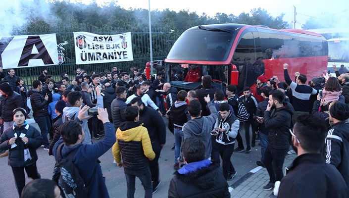 Taraftarlarımızdan Futbol Takımımıza Coşkulu Uğurlama