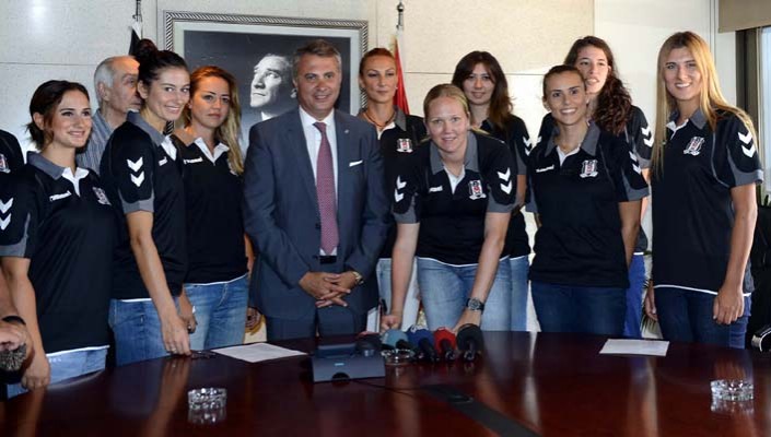 Voleybolcularımıza İmza Töreni Düzenlendi