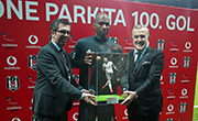 Ryan Babel awarded for scoring 100th Beşiktaş goal at Vodafone Park