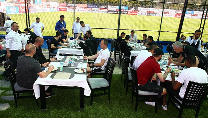 Futbolcularımız ve Aileleri Barbekü Partisinde Bir Araya Geldi