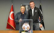 Başkanımız Ahmet Nur Çebi, Açık Artırmayla İmzalı Şampiyonlar Ligi Maç Topu Kazanan Taraftarımızla Buluştu