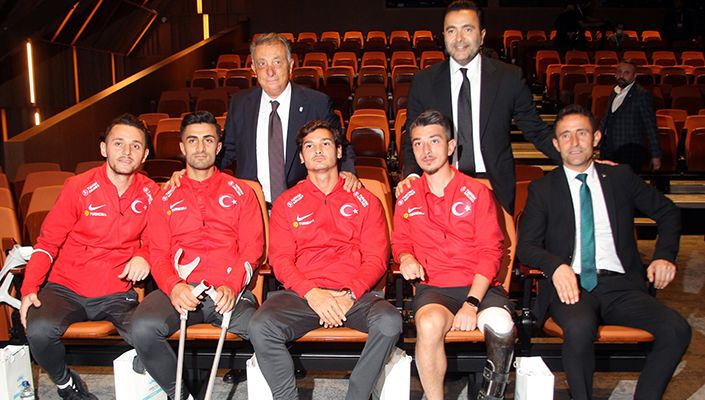 Başkanımız Ahmet Nur Çebi, Ampute Futbol Milli Takımımızın Teknik Direktörü ve Sporcularıyla Bir Araya Geldi