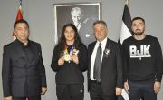 Başkanımız Ahmet Nur Çebi, Dünya Şampiyonu Güreşçimiz Nesrin Baş’ı Ödüllendirdi