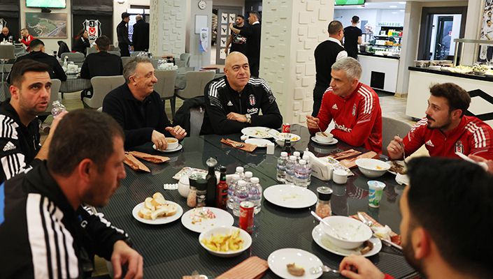 Başkanımız Ahmet Nur Çebi, Futbol Takımımızla Akşam Yemeğinde Buluştu