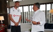 Başkanımız Ahmet Nur Çebi, Futbolcumuz Burak Yılmaz’a Kongre Üyelik Kartını Verdi