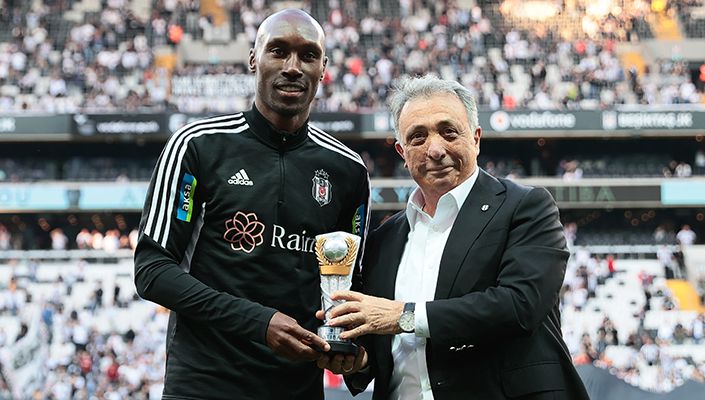Başkanımız Ahmet Nur Çebi’den Atiba Hutchinson’a Plaket