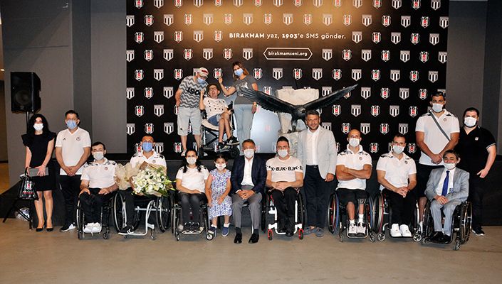 Başkanımız Ahmet Nur Çebi’den Engelli Taraftarımız Samet Karakaş’ın Babası Hasan Karakaş’a Yılın Babası Ödülü