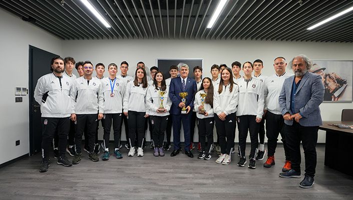 Başkanımız Serdal Adalı, Üç Kupa Kazanan Kürek Takımımızı Tebrik Etti