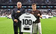 Başkanımız Serdal Adalı’dan Futbolcumuz Rıdvan Yılmaz’a 100. Maç Plaketi