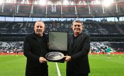 Başkanımız Serdal Adalı’dan Teknik Direktörümüz Sergen Yalçın’a 100. Maç Plaketi