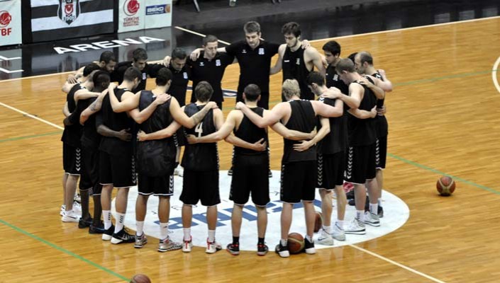 Basketbolcularımız Saygı Duruşunda Bulundu