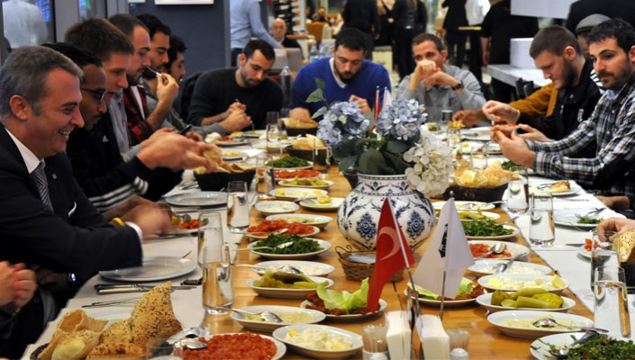  Başkanımız'dan Erkek Basketbol Takımımıza Yemek